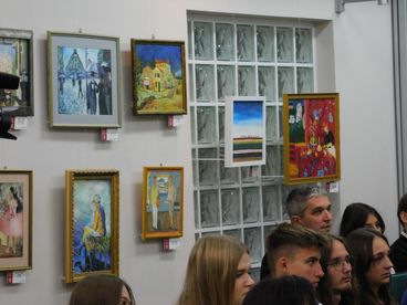 Uczniowie z Warszawy - autorzy prac pokazanych na wystawie „Ludzie, miejsca, refleksje...” odwiedzili dziś Wieluń